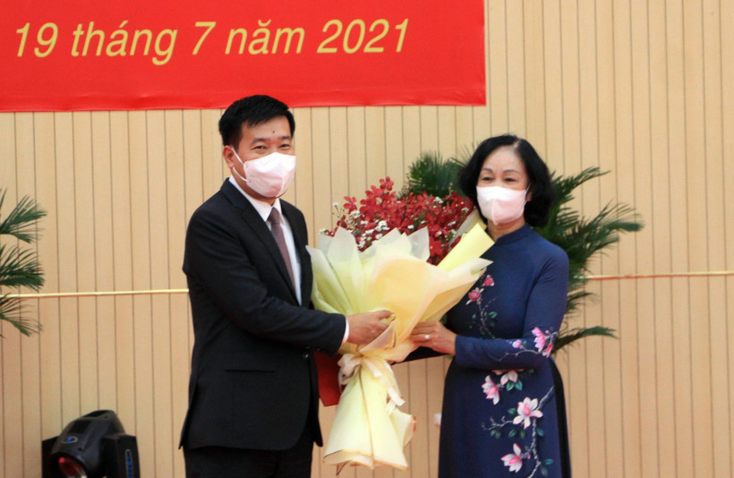 Đồng chí Trương Thị Mai, Ủy viên Bộ Chính trị, Bí thư Trung ương Đảng, Trưởng Ban Tổ chức Trung ương tặng hoa chúc mừng ông Nguyễn Mạnh Cường. (Ảnh: Sỹ Tuyên/TTXVN)