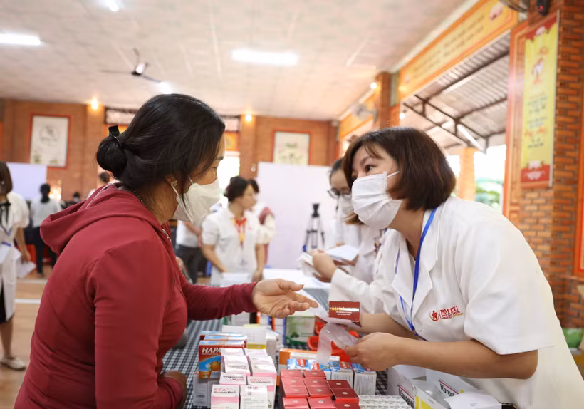 Tư vấn, cấp thuốc miễn phí cho người dân trên địa bàn huyện Cư M’gar, tỉnh Đắk Lắk. (Ảnh: Tuấn Anh/TTXVN)