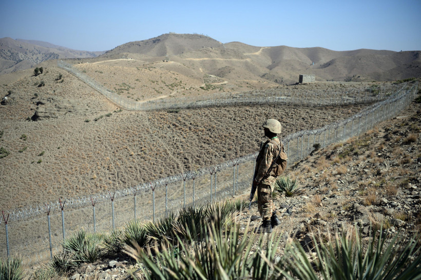 Binh sỹ Pakistan gác tại trạm gác Kitton Orchard ở khu vực biên giới Pakistan - Afghanistan. (Ảnh: AFP/TTXVN)