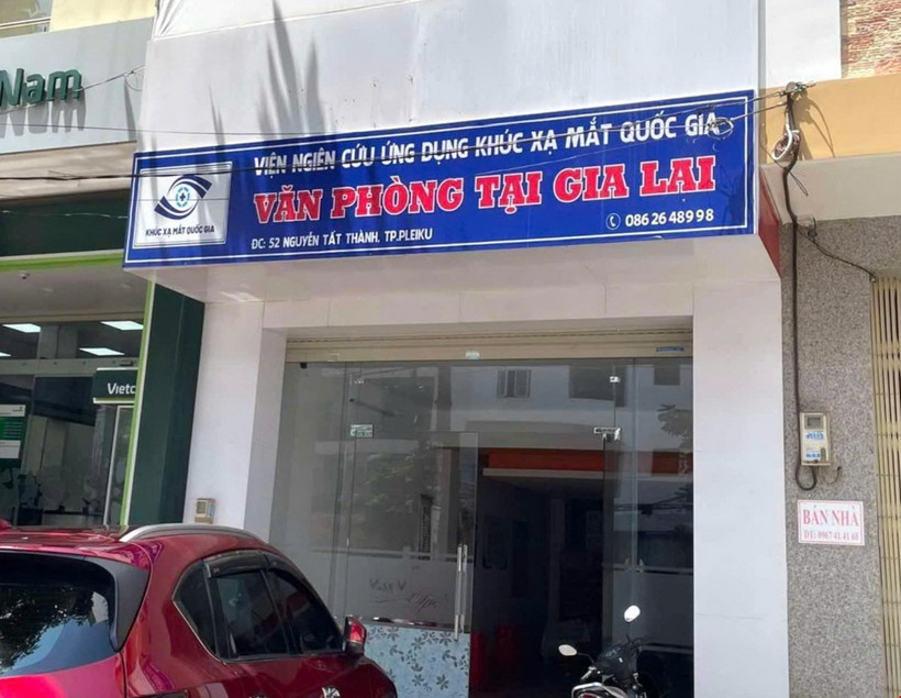Trụ sở với bảng hiệu sai chính tả của Viện nghiên cứu ứng dụng khúc xạ mắt quốc gia - Văn phòng tại Gia Lai. (Ảnh: Quang Thái/TTXVN)