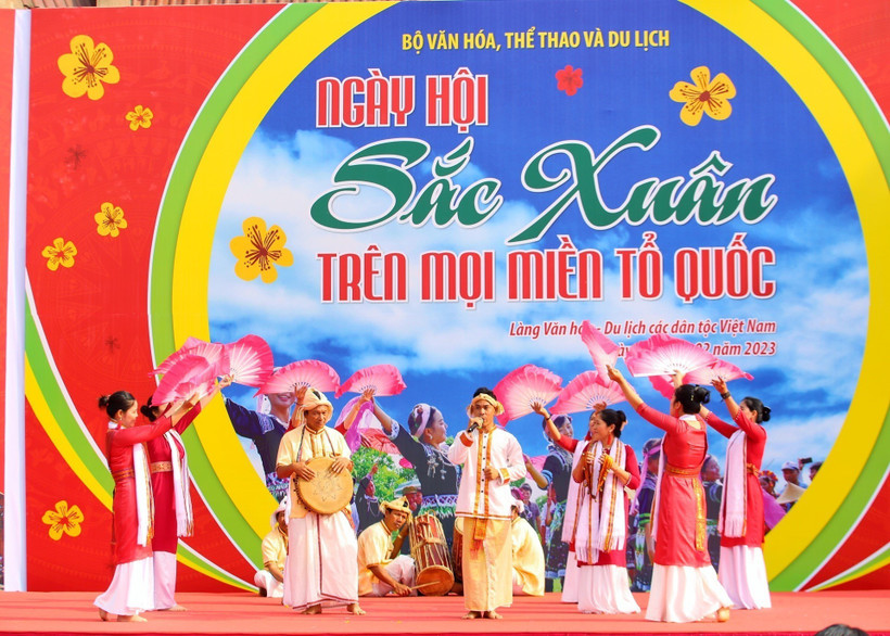 Tiết mục "Làng Chăm ơn Bác" của đồng bào dân tộc Chăm tỉnh Ninh Thuận tại Ngày hội "Sắc Xuân trên mọi miền Tổ quốc" năm 2023. (Ảnh: Tuấn Đức/TTXVN)