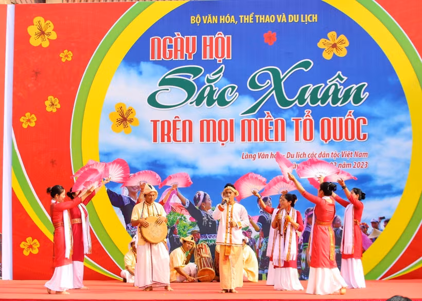 Tiết mục "Làng Chăm ơn Bác" của đồng bào dân tộc Chăm tỉnh Ninh Thuận tại Ngày hội "Sắc Xuân trên mọi miền Tổ quốc" năm 2023. (Ảnh: Tuấn Đức/TTXVN)