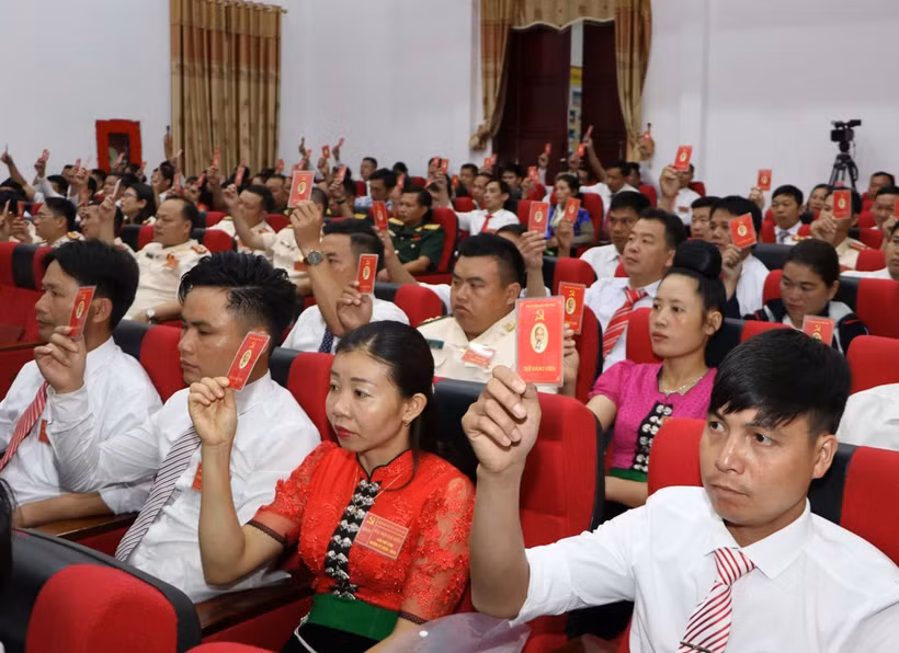 Các đại biểu biểu quyết thông qua Nghị quyết Đại hội tại phiên bế mạc Đảng bộ huyện Tân Uyên khóa XVIII, nhiệm kỳ 2020-2025. (Ảnh: Quý Trung/TTXVN)
