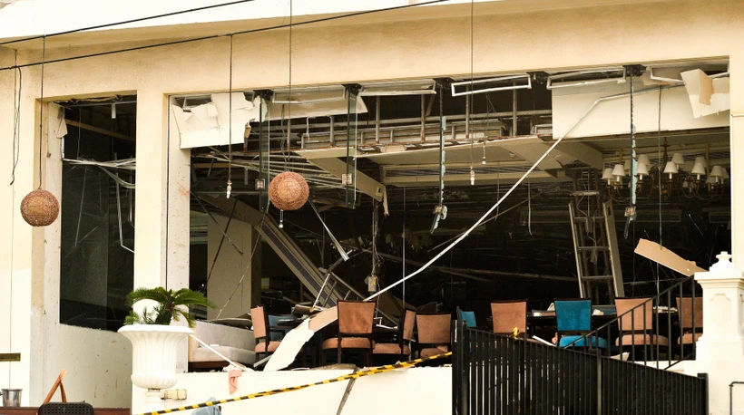 Hiện trường vụ nổ tại một khách sạn ở Colombo, Sri Lanka, ngày 21/4/2019. (Ảnh: AFP/ TTXVN)