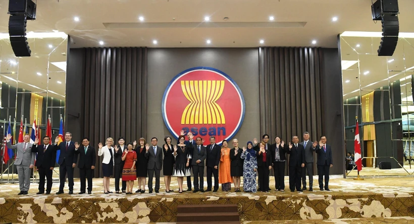 Các đại biểu tham dự cuộc họp Ủy ban hợp tác chung ASEAN-Canada (ACJCC) lần thứ 8 chụp ảnh chung. (Ảnh: Ban Thư ký ASEAN)