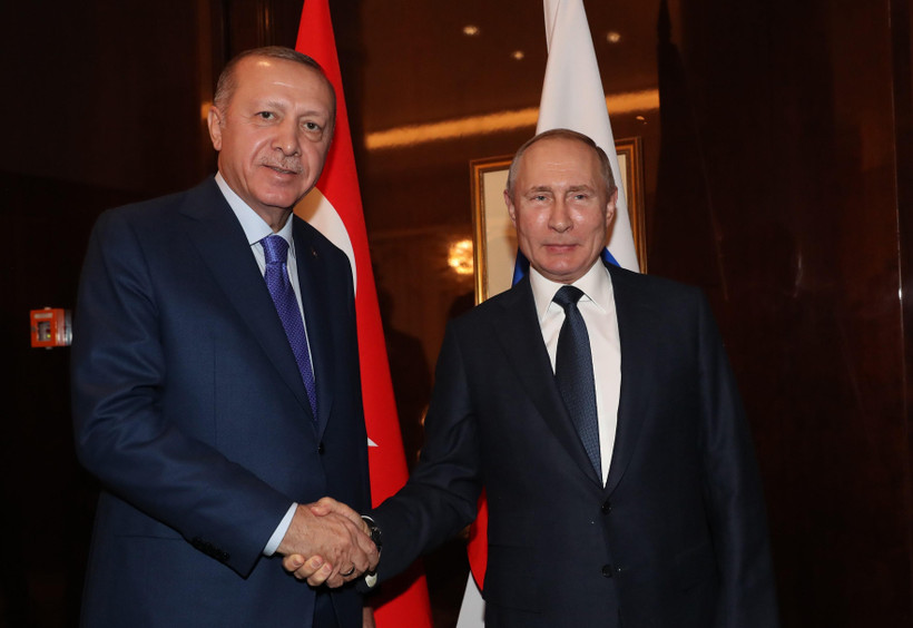Tổng thống Nga Vladimir Putin (phải) và Tổng thống Thổ Nhĩ Kỳ Recep Tayyip Erdogan trong cuộc gặp tại Berlin, Đức, ngày 19/1/2020. (Ảnh: AFP/TTXVN)