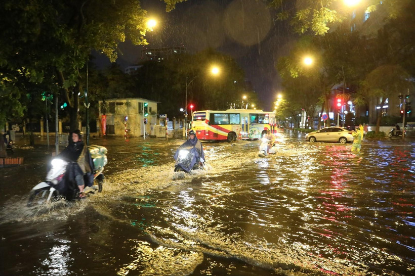 Mưa lớn gây ngập úng trên đường Lý Thường Kiệt - Phan Bội Châu. (Ảnh minh họa: Thành Đạt/TTXVN)