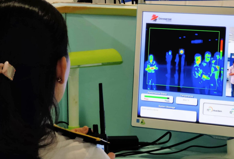 Kiểm tra màn hình hiển thị máy quét thân nhiệt. (Ảnh minh họa: Đinh Hằng/TTXVN)