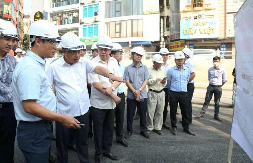 Chủ tịch Ủy ban Nhân dân thành phố Hà Nội Trần Sỹ Thanh chỉ đạo tại dự án cầu Vĩnh Tuy 2. (Ảnh: CTV/Vietnam+)