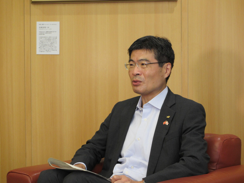 Ông Ken Hirata, Phó Thống đốc tỉnh Nagasaki, trả lời phỏng vấn phóng viên TTXVN. (Ảnh: Đào Thanh Tùng/TTXVN)