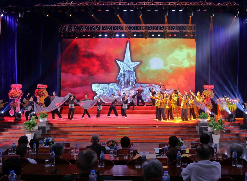 Tiết mục văn nghệ chào mừng Kỷ niệm 60 năm Chiến thắng Đầm Dơi-Cái Nước-Chà Là. (Ảnh: Huỳnh Anh/TTXVN) 