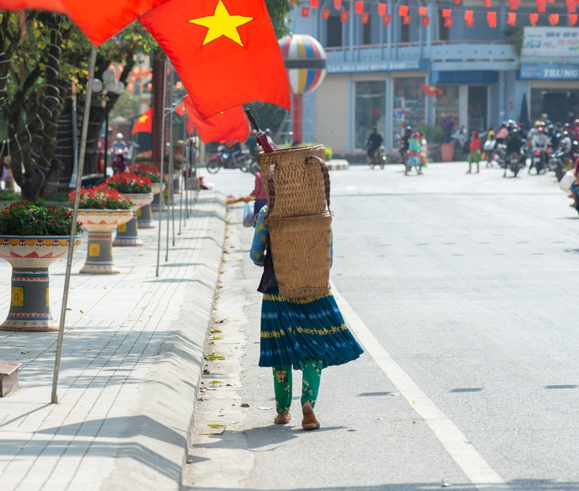 Quẩy tấu được người Mông sử dụng khi xuống chợ phiên. (Ảnh: Nam Thái/TTXVN)