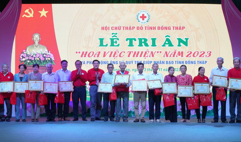 Trao Giấy tri ân Hoa việc thiện cho những cá nhân có thành tích tiêu biểu trong hoạt động nhân đạo. (Ảnh: Nhựt An/TTXVN) 