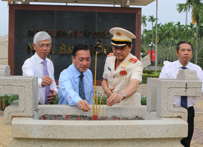 Lãnh đạo Thành phố Hồ Chí Minh và huyện Hóc Môn dâng hương tại Di tích Lịch sử Văn hóa cấp Quốc gia Ngã Ba Giồng. (Ảnh: Thanh Vũ/TTXVN) 