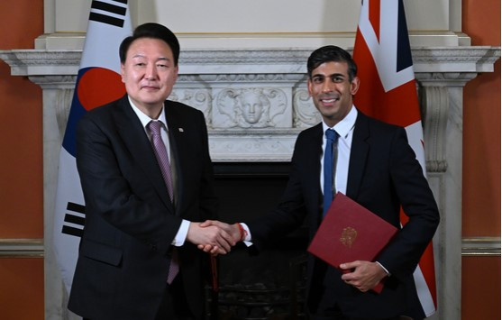 Thủ tướng Rishi Sunak và Tổng thống Yoon Suk Yeol ký kết Hiệp ước Phố Downing. (Nguồn: Joint Press) 