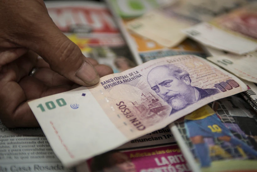 Đồng tiền mệnh giá 100 peso của Argentina. (Nguồn: AFP/ TTXVN)