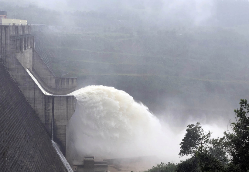 Hồ Thủy điện Sông Tranh 2 vận hành xả lũ điều tiết hồ chứa. (Ảnh Trần Tĩnh/TTXVN) 