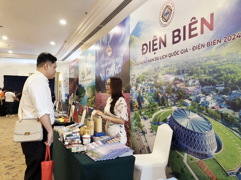 Gian hàng quảng bá du lịch của các tỉnh Tây Bắc mở rộng bên lề hội nghị. (Ảnh: Mỹ Phương/TTXVN)