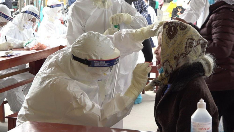 Lấy mẫu xét nghiệm tại phường Hiến Thành, thị xã Kinh Môn, tỉnh Hải Dương. (Ảnh: Mạnh Minh/TTXVN)