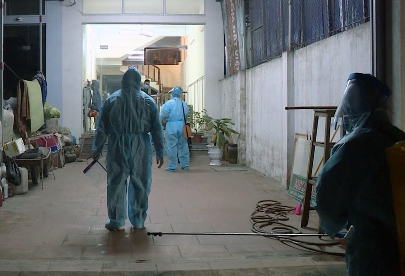 Vệ sinh, phun khử khuẩn ở gia đình có ca nghi nhiễm phường Hà Khẩu. (Ảnh: TTXVN phát)