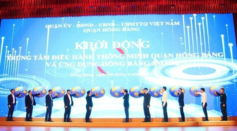 Lễ khởi động Trung tâm điều hành thông minh quận (HB IOC) và ứng dụng “Hồng Bàng Smart.” (Ảnh: TTXVN phát)