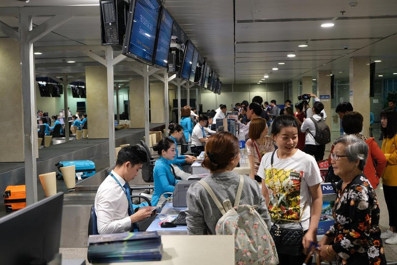 Hành khách làm thủ tục hàng không để lên chuyến bay. (Ảnh: CTV/Vietnam+)