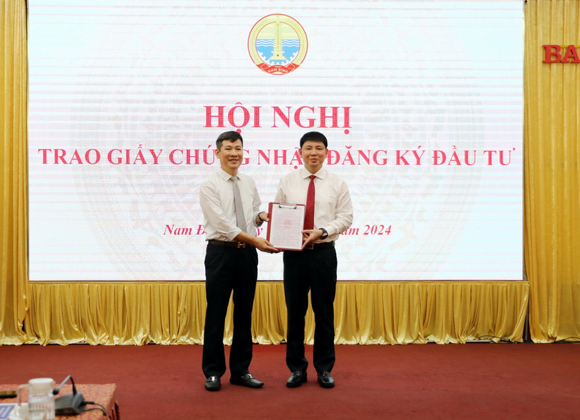 Trao Giấy chứng nhận đăng ký đầu tư dự án cho nhà đầu tư. (Ảnh: Thái Thuần/TTXVN)