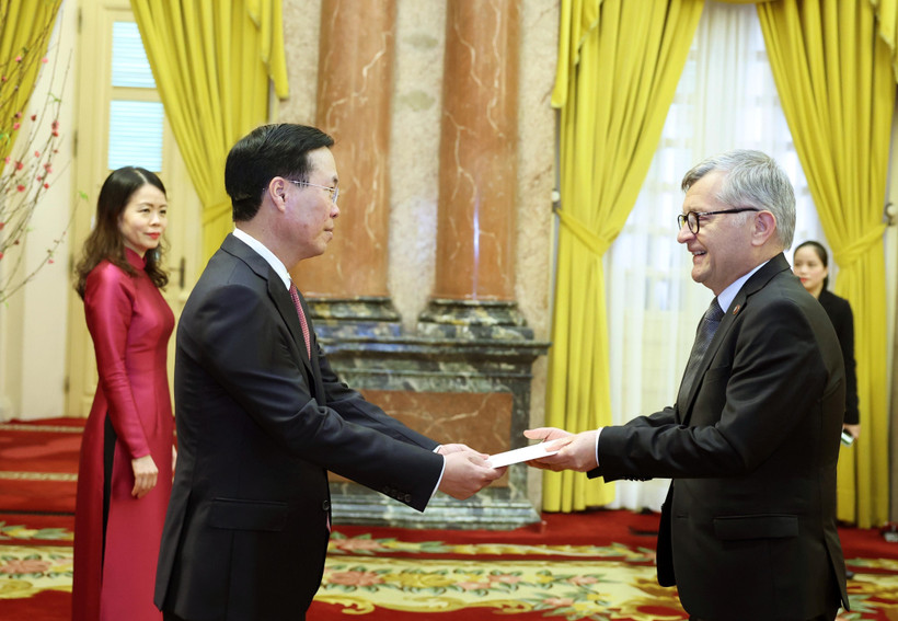 Chủ tịch nước Võ Văn Thưởng tiếp nhận Quốc thư của Đại sứ Ba Lan Aleksander Surdej. (Ảnh: Thống Nhất/TTXVN)