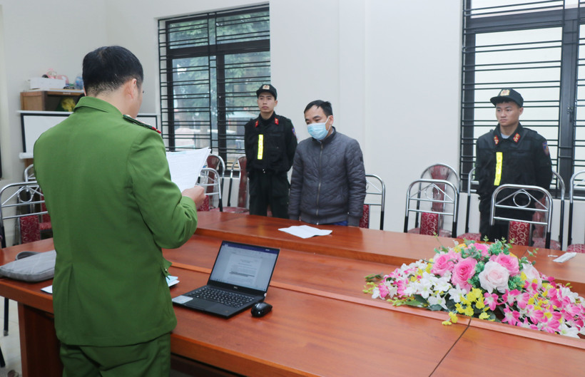 Bị can Mạc Văn Cầu tiếp nhận các quyết định của Cơ quan Cảnh sát Điều tra. (Ảnh TTXVN phát)