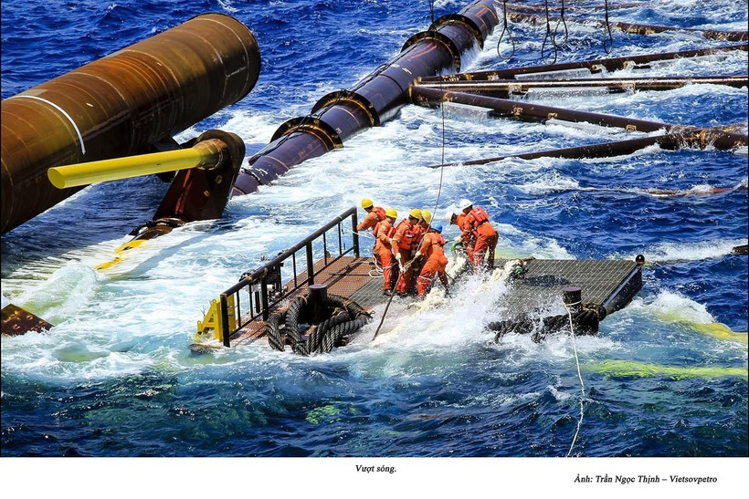 Tác phẩm “Vượt sóng” của tác giả Trần Ngọc Thịnh trưng bày tại triển lãm. (Ảnh: Thanh Vũ/TTXVN)