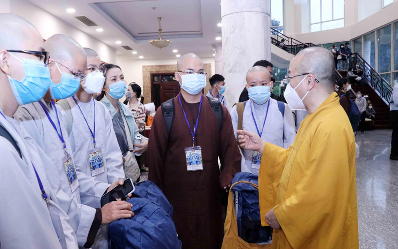 Thượng tọa Thích Nhật Từ, Phó Viện trưởng Thường trực Học viện Phật học Việt Nam tại Thành phố Hồ Chí Minh, Trưởng nhóm điều phối tình nguyện Phật giáo dặn dò các tình nguyện viên Phật giáo trước lúc lên đường. (Ảnh: Xuân Khu/TTXVN)