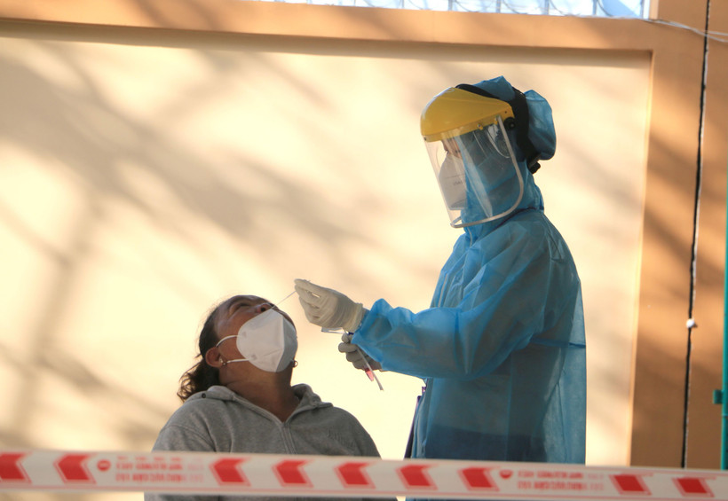 Nhân viên y tế xét nghiệm sàng lọc cho người dân. (Ảnh: Lê Thúy Hằng/TTXVN)