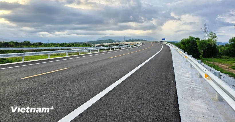 Gần 70km cao tốc Vân Phong-Nha Trang đã được liên danh nhà đầu tư thi công hoàn thành và đề nghị sớm đưa vào khai thác. (Ảnh: Việt Hùng/Vietnam+)