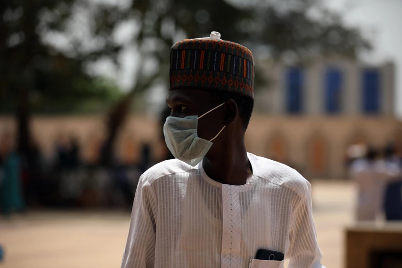 Một người dân Nigeria đeo khẩu trang phòng dịch COVID-19 tại Abuja. (Ảnh: AFP/TTXVN)