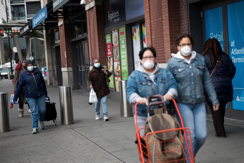Người dân đeo khẩu trang phòng ngừa dịch COVID-19 tại New York, Mỹ ngày 3/4/2020. (Ảnh: THX/TTXVN)