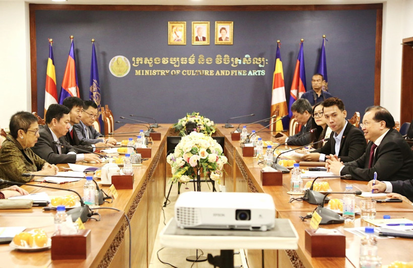 Đoàn công tác Bộ Văn hóa, Thể thao và Du lịch Việt Nam do Thứ trưởng Tạ Quang Đông dẫn đầu hội đàm với Bộ trưởng Bộ Văn hóa và Nghệ thuật Campuchia Phoeurng Sackona. (Ảnh: Quang Anh/TTXVN)