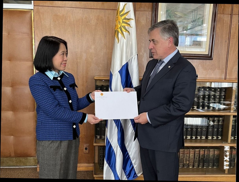 Đại sứ Việt Nam tại Argentina kiêm nhiệm Uruguay, Ngô Minh Nguyệt, trình Bản sao Thư ủy nhiệm lên Bộ trưởng Ngoại giao Uruguay, Omar Paganini. (Ảnh: Đại sứ quán Việt Nam cung cấp)
