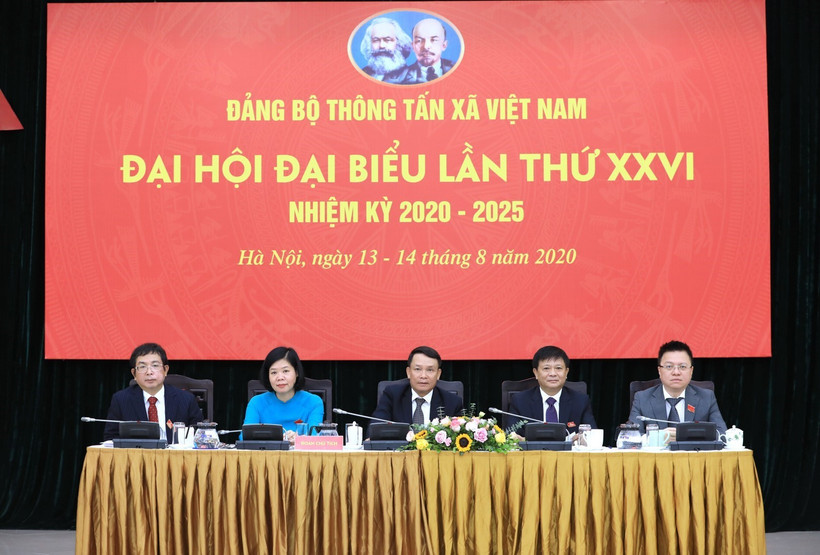 Đoàn Chủ tịch điều hành Đại hội đại biểu Đảng bộ Thông tấn xã Việt Nam lần thứ XXV. (Ảnh: Thành Đạt/TTXVN)