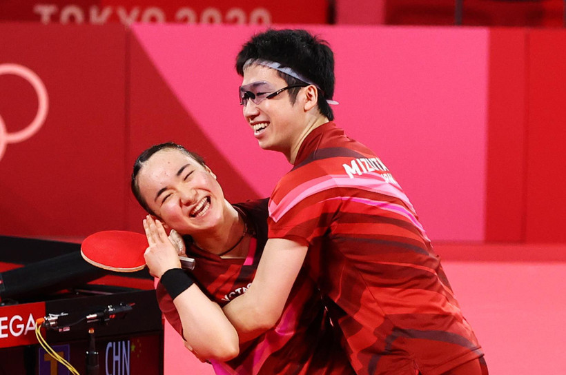 Cặp Jun Mizutani-Mima Ito của Nhật Bản giành huy chương Vàng ở môn bóng bàn. (Nguồn: Reuters)