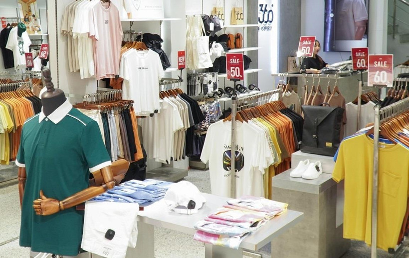 Cuối mùa Hè, các cửa hàng thời trang thời trang đang giảm giá sâu toàn bộ sản phẩm. (Ảnh: PV/Vietnam+)