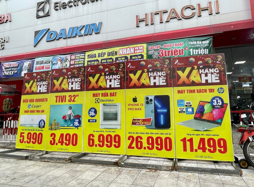 Các siêu thị điện máy 'tận dụng' những dịp Lễ lớn để tung ra các chương trình khuyến mãi, kích cầu tiêu dùng. (Ảnh: PV/Vietnam+)