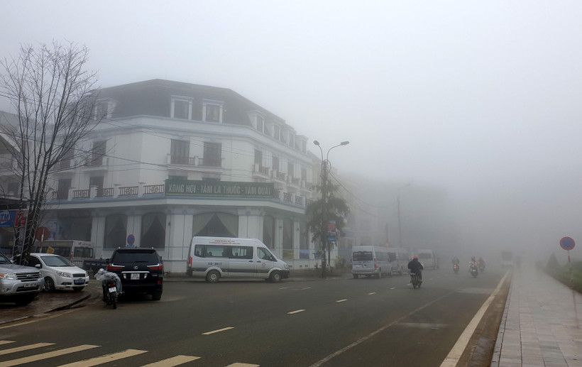 Sương mù dày đặc tại thị trấn Sapa. (Ảnh: Quốc Khánh/TTXVN)