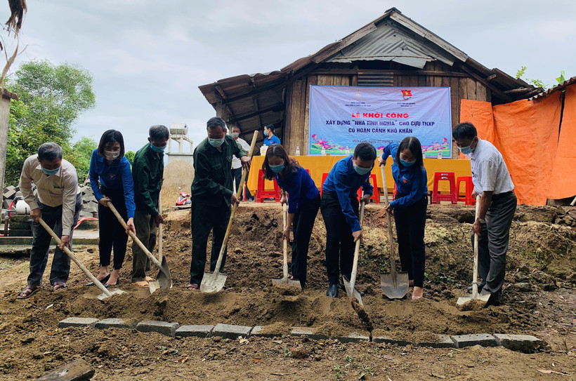 Ban tổ chức Đoàn Thanh niên tỉnh Quảng Trị khởi công xây dựng nhà tình nghĩa cho các cựu Thanh niên xung phong có hoàn cảnh khó khăn. (Ảnh: Hồ Cầu/TTXVN)