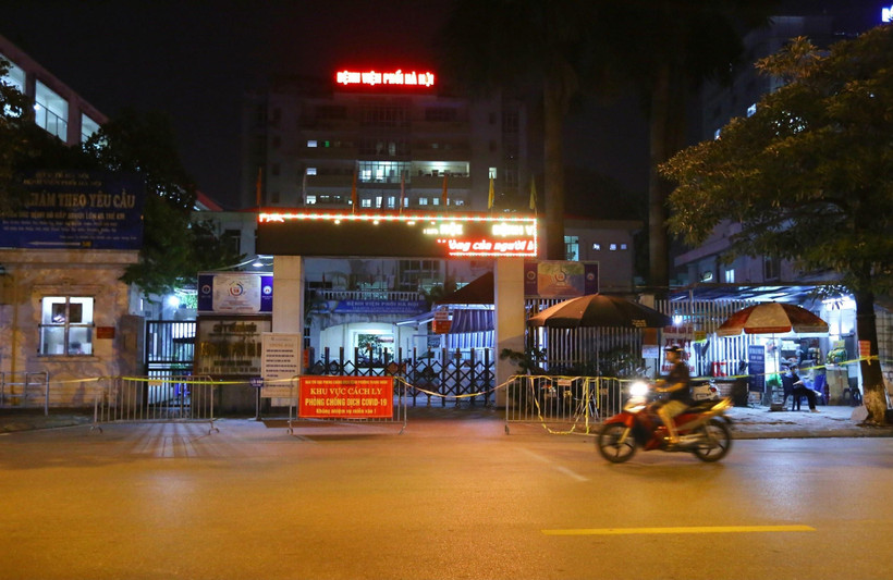 Bệnh viện Phổi Hà Nội cách ly tạm thời (ảnh chụp lúc 22h ngày 25/7/2021). (Ảnh: Hoàng Hiếu/TTXVN)