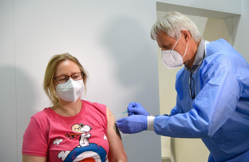 Tiêm vaccine ngừa COVID-19 cho người dân tại Berlin, Đức ngày 27/5/2021. (Ảnh: AFP/TTXVN)