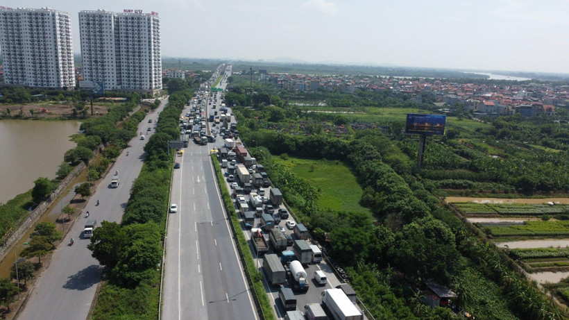 Tình trạng ùn tắc kéo dài hàng km. (Ảnh: Huy Hùng/TTXVN)