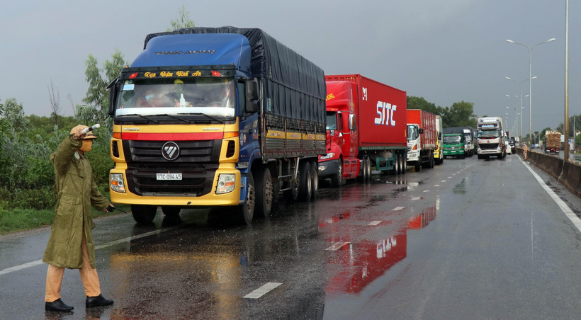 Chốt phòng, chống dịch COVID-19 tại cửa ngõ ra vào tỉnh Quảng Nam. (Ảnh: TTXVN)