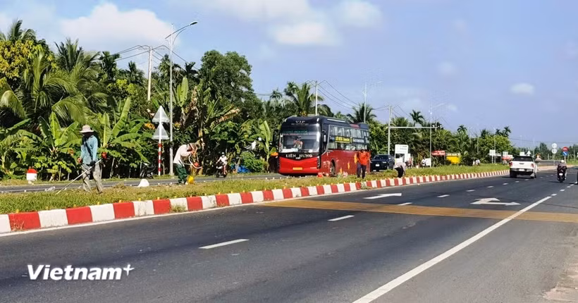 Phương tiện lưu thông trên một đoạn tuyến Quốc lộ 1. (Ảnh: Việt Hùng/Vietnam+)