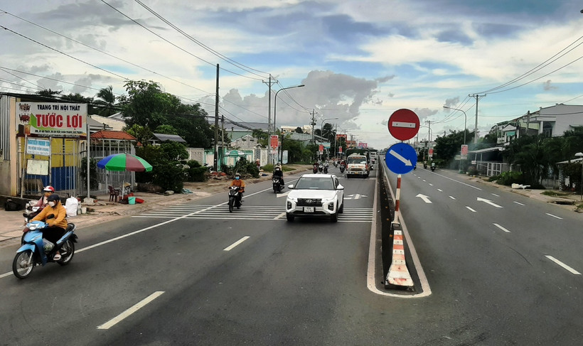 Phương tiện lưu thông trên một đoạn tuyến Quốc lộ qua khu vực Đồng bằng Sông Cửu Long. (Ảnh: Việt Hùng/Vietnam+)