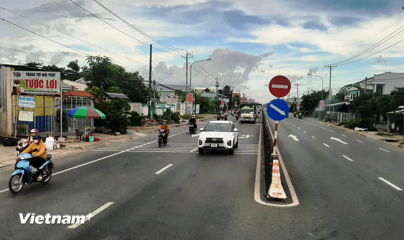 Phương tiện lưu thông trên một đoạn tuyến quốc lộ. (Ảnh: Việt Hùng/Vietnam+)